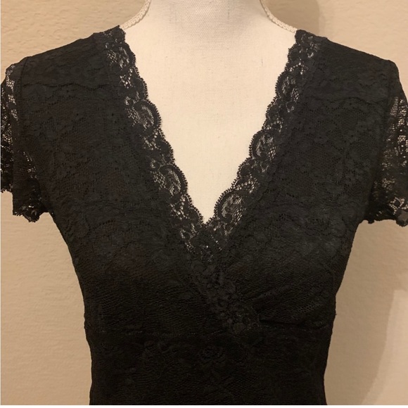 2/$25: Ann Taylor Lace V-Neck Top - Picture 1 of 8